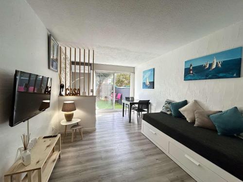 un salon avec un lit et une salle à manger dans l'établissement Studio cabine rénové avec parking à Sainte-Maxime - FR-1-226-557, à Sainte-Maxime