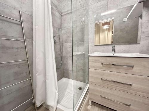 une salle de bain avec douche et lavabo dans l'établissement Studio cabine rénové avec parking à Sainte-Maxime - FR-1-226-557, à Sainte-Maxime