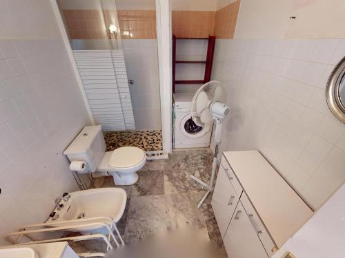 - une salle de bains sale pourvue de toilettes et d'un lavabo dans l'établissement Grand studio avec terrasse proche centre et plages - FR-1-196-374, à Roquebrune-Cap-Martin