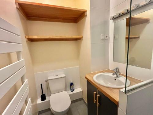 une petite salle de bain avec toilettes et lavabo dans l'établissement Studio spacieux en centre-ville avec piscine - FR-1-716-80, à La Grande Motte