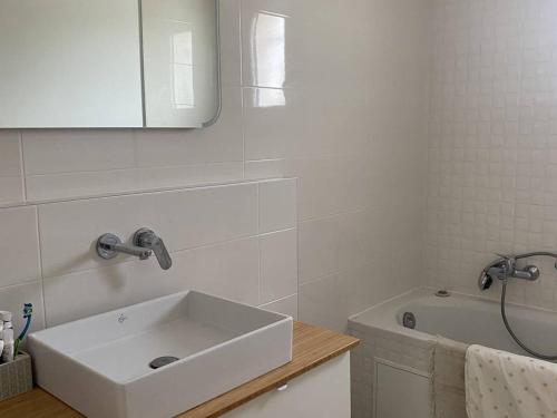 Koupelna v ubytování Villa 6 personnes avec climatisation - FR-1-768-115