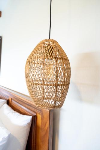 a pendant light hanging over a bed at Cabañas Vista Verde opción con jacuzzi in San Vito