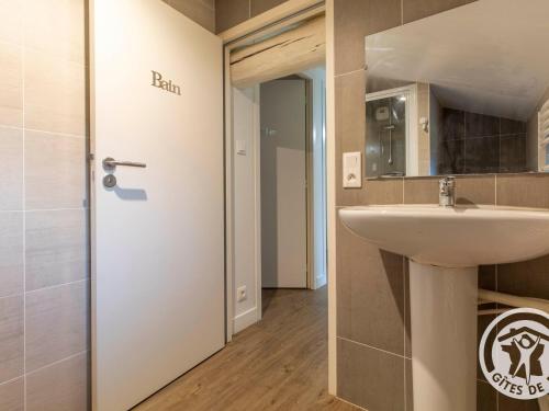 un bagno con lavandino e specchio di Gîte Mélisse : Calme et Confort à 30 min Puy du Fou - FR-1-622-100 a Saint-Georges-du-Puy-de-la-Garde