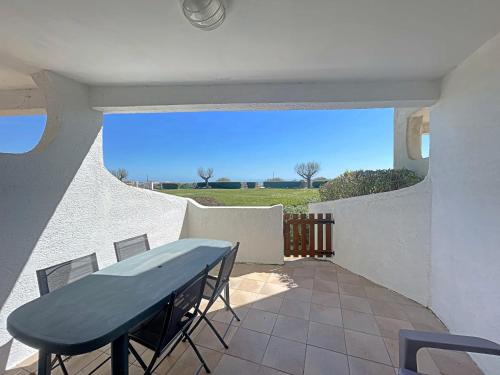 une table bleue et des chaises sur une terrasse avec vue dans l'établissement Appartement 4 pers, terrasse, parking - FR-1-475-192, à Saintes-Maries-de-la-Mer
