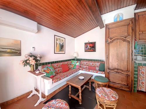 un salon avec un canapé, une table et des chaises dans l'établissement Appartement RDC 4 pers aux Saintes-Maries-de-la-Mer - FR-1-475-193, à Saintes-Maries-de-la-Mer