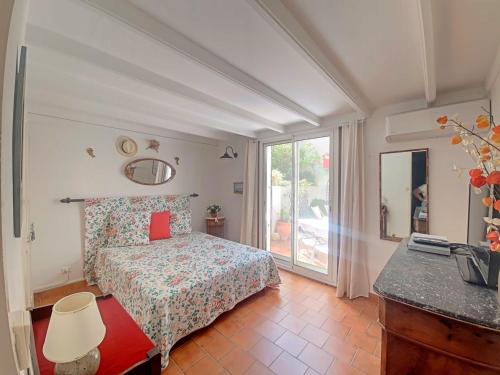 une chambre avec un lit et une grande fenêtre dans l'établissement Appartement RDC 4 pers aux Saintes-Maries-de-la-Mer - FR-1-475-193, à Saintes-Maries-de-la-Mer