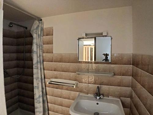 une salle de bain avec un lavabo et un miroir dans l'établissement Appartement 4 pers. avec mezzanine et balcon, stationnement privatif - FR-1-475-194, à Saintes-Maries-de-la-Mer