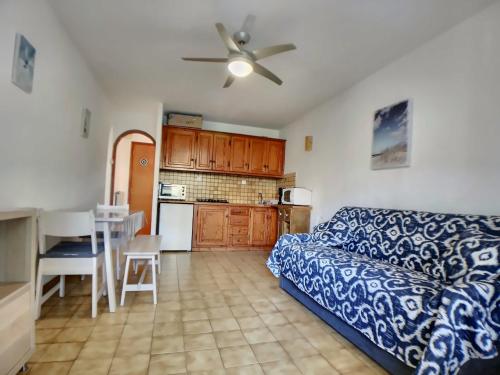 un salon avec un lit et une cuisine dans l'établissement Appartement pour 4 pers avec WIFI, proche marché - FR-1-475-197, à Saintes-Maries-de-la-Mer