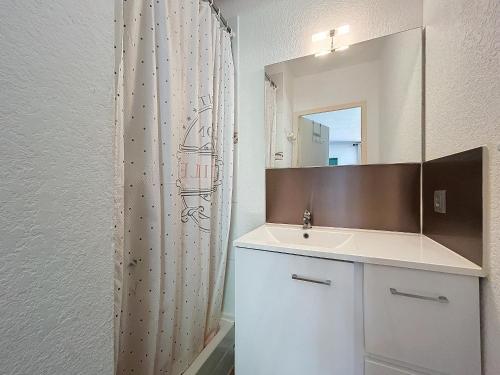 une salle de bain avec un lavabo et un miroir dans l'établissement Appartement 4 pers avec piscine et parking à Saintes-Maries-de-la-Mer - FR-1-475-198, à Saintes-Maries-de-la-Mer