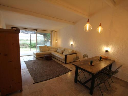 un salon avec un canapé et une table dans l'établissement Maison climatisée avec WIFI pour 4 pers à Saintes-Maries-de-la-Mer - FR-1-475-204, à Saintes-Maries-de-la-Mer