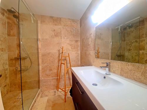 une salle de bain avec un lavabo et une douche dans l'établissement Maison climatisée avec WIFI pour 4 pers à Saintes-Maries-de-la-Mer - FR-1-475-204, à Saintes-Maries-de-la-Mer