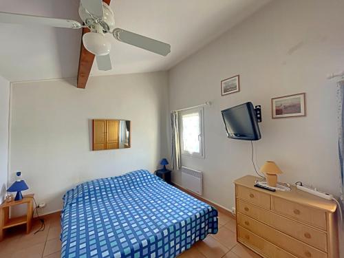 une chambre avec un lit et une télévision à écran plat dans l'établissement Appartement 6 pers avec parking - FR-1-475-205, à Saintes-Maries-de-la-Mer