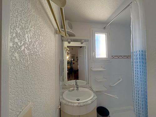 une salle de bain blanche avec un lavabo et une douche dans l'établissement Appartement 6 pers avec parking - FR-1-475-205, à Saintes-Maries-de-la-Mer