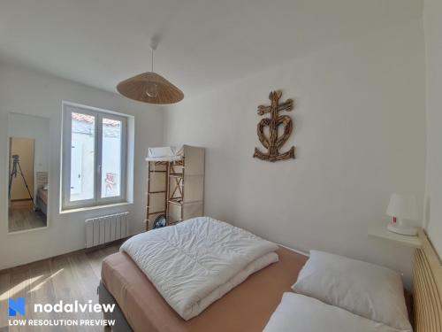 sypialnia z łóżkiem i oknem w obiekcie Maison de Village 4 pers aux Saintes-Maries-de-la-Mer - FR-1-475-206 w Saintes-Maries-de-la-Mer