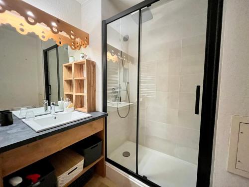 une salle de bain avec un lavabo et une douche dans l'établissement T2 pour 6 pers, parking et services inclus - FR-1-629-145, à Samoëns