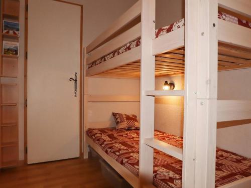 - une chambre avec 2 lits superposés et un miroir dans l'établissement T2 pour 6 pers, parking et services inclus - FR-1-629-145, à Samoëns