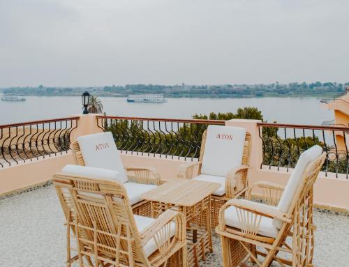 Výhled na řeku, která protéká v blízkosti hotelu
