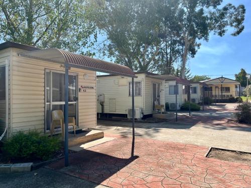a row of mobile homes parked in a row at Young Caravan and Tourist Park in Young