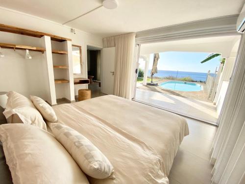 弗利康弗拉克Solara West - Private Pool and Seafront的一间带床的卧室，可欣赏海景