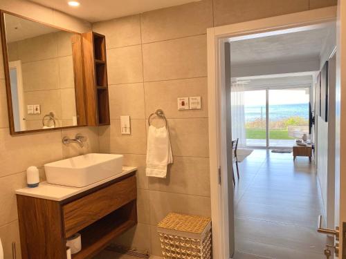 弗利康弗拉克Solara West - Private Pool and Seafront的浴室里有洗手池和镜子