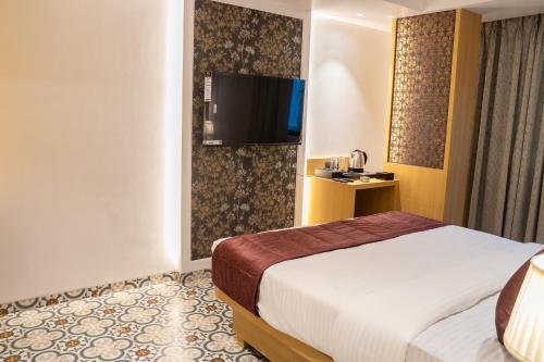 Una cama o camas en una habitación de Golden Oasis Suites