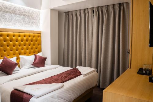 Una cama o camas en una habitación de Golden Oasis Suites