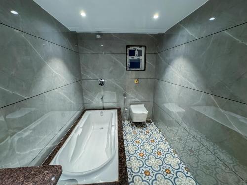 Un baño de Golden Oasis Suites