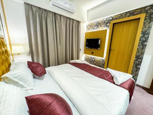 Una cama o camas en una habitación de Golden Oasis Suites