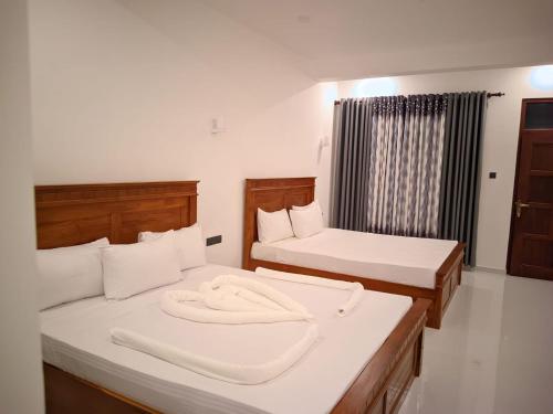 Postel nebo postele na pokoji v ubytování Mirissa Crown