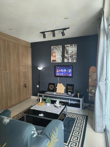 TV a/nebo společenská místnost v ubytování Ksl D'Esplanade Studio Apartment's 2