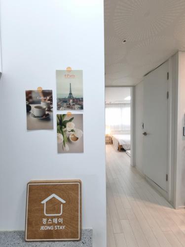 a room with a sign on a wall at 정스테이 서울 잠실 롯데월드 kspodome 아산병원 길동 코엑스 성수명동강남동대문 in Seoul