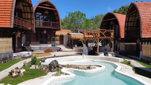 ウルワツにあるStylish Lumbung in the heart of Uluwatuの庭にスイミングプールがある家