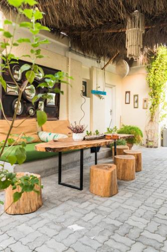 Private Cottage with bbq area 5 min walk to beach!