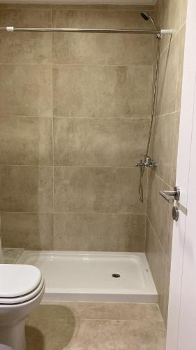 a bathroom with a toilet and a shower at Monoambiente La Plata SOHO zona Shopping in La Plata