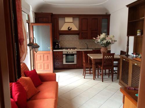 A kitchen or kitchenette at Casetta Anacaprese