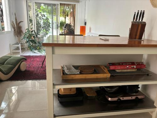 cocina con encimera y mesa en Private Cottage with bbq area 5 min walk to beach!, en Dubái