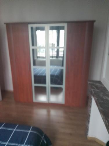 Cette chambre est dotée de parquet et d'une porte coulissante en verre. dans l'établissement Homestay-lille, à Lille