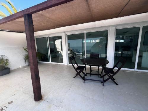 a patio with a table and chairs on a balcony at Acapulco, gro Casi el Cielo in Acapulco