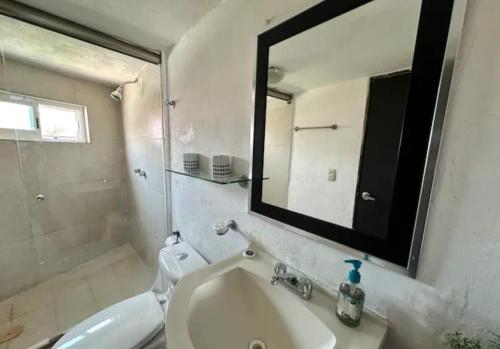 a bathroom with a sink and a large mirror at Acapulco, gro Casi el Cielo in Acapulco