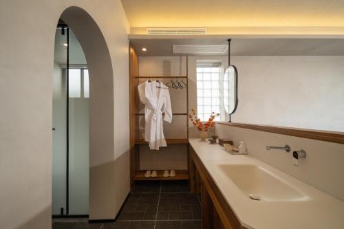 a bathroom with a sink and a bath tub at Erhai Seaview Garden Villa &Dali Airport in Dali