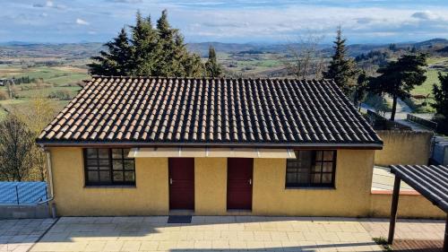 a small house with a roof with a view at L'Orchidée chambres d'hôtes in Hounoux