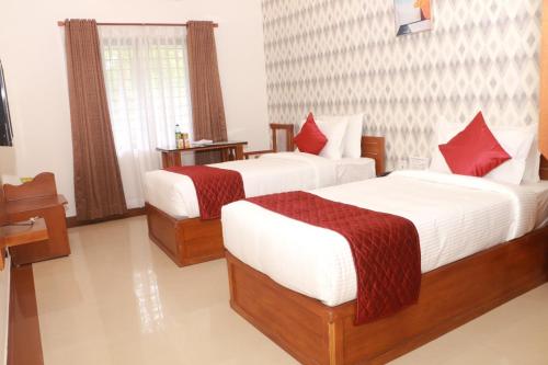 Postel nebo postele na pokoji v ubytování Hotel Keerthi Regency