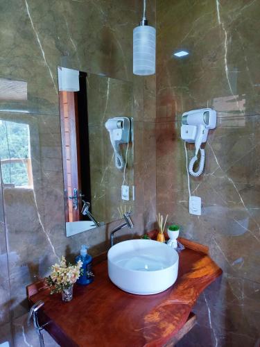 a bathroom with a sink and a mirror at Chales Vidal in Venda Nova do Imigrante