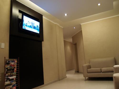 Televízia a/alebo spoločenská miestnosť v ubytovaní Hotel El Cabildo