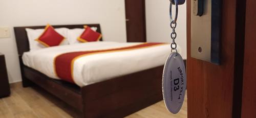a bedroom with a bed with red and orange pillows at Airport villa in Chewarra