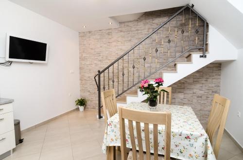 Apartment Jelena with terrace and balcony