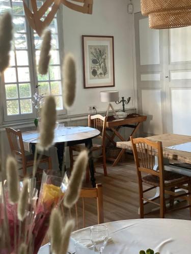Χώρος καθιστικού στο Hôtel et RESTAURANT traditionnel L' Escalandes