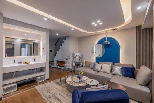 a living room with a couch and a table at 云深处江景公寓 in Chongqing