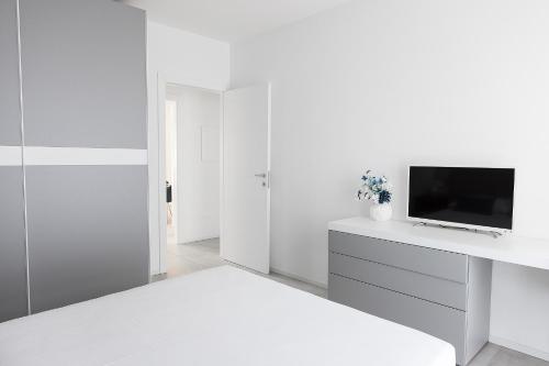 Μια τηλεόραση ή/και κέντρο ψυχαγωγίας στο R1 Apartment