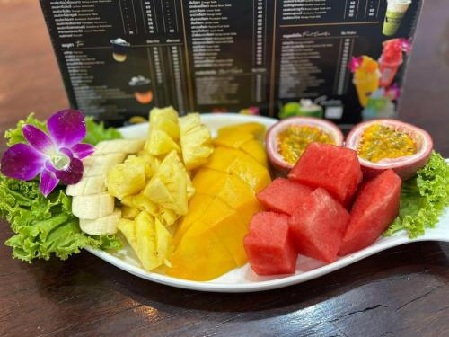 um prato de comida com fruta sobre uma mesa em The BRC Ao-nang Hotel em Praia de Ao Nang